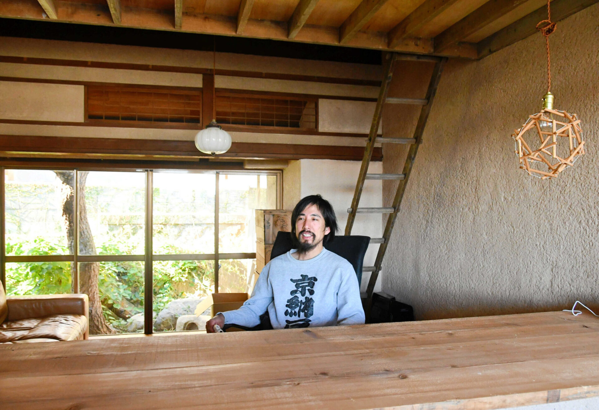 改修した建物で空き家再生の取り組みについて語る西村周治さん＝いずれも神戸市兵庫区梅元町